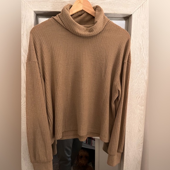 Turtle neck sweater, tan, L - Picture 1 of 2